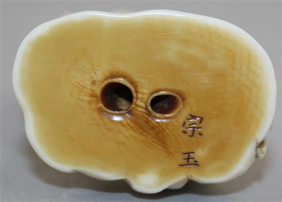 A Japanese ivory okimono netsuke, early 20th century, 7.7cm